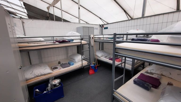 Ein "Zimmer" in einer Konstanzer Notunterkunft für Flüchtlinge. (Foto: SWR, Stefanie Baumann)