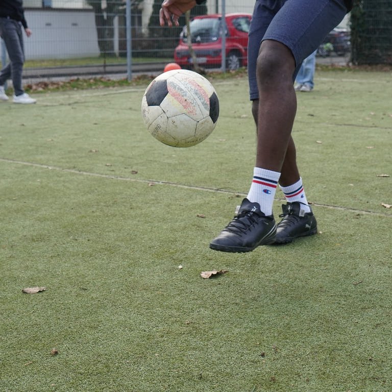 Geflüchteter Junge spielt Fussball (Foto: SWR, Thorben Langwald)