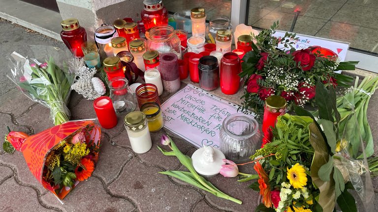 Kerzen liegen vor Geschäft in Markdorf für getötete Frau (Foto: SWR, Marlene Fuchs)