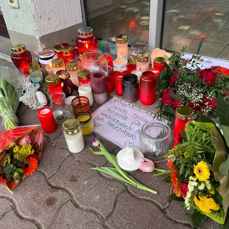 Kerzen liegen vor Geschäft in Markdorf für getötete Frau (Foto: SWR, Marlene Fuchs)
