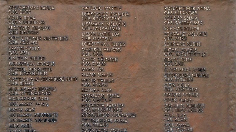 Gedenktafel mit Namen von jüdischen Opfern des Nationalsozialismus