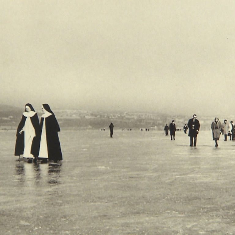 Seegfrörne am Bodensee vor 60 Jahren, Menschen laufen über das Eis (Foto: SWR)