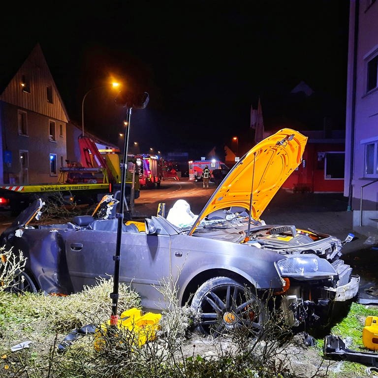 nach Unfall demoliertes Auto mit offener Motorhaube (Foto: Pressestelle, Feuerwehr Konstanz, Felix Ritter)