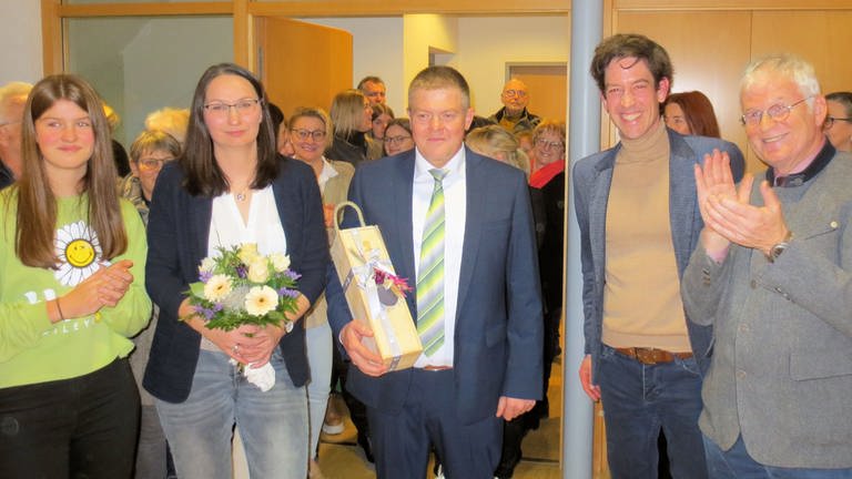 Neuer Bürgermeister von Maselheim Marc Hoffmann mit Frau und Tochter (Foto: SWR, Johannes Riedel)