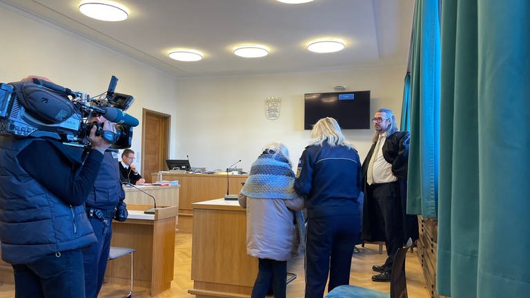 Eine Seniorin aus Owingen (Bodenseekreis) steht erneut wegen Mordes an ihrem Ex-Mann vor Gericht, das Urteil wird am Montag erwartet. (Foto: SWR, Peter Schmid)