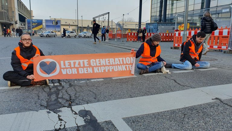 Letzte Generation blockiert Straße in Konstanz
