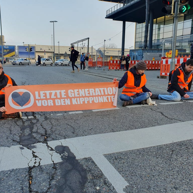 Letzte Generation blockiert Straße in Konstanz