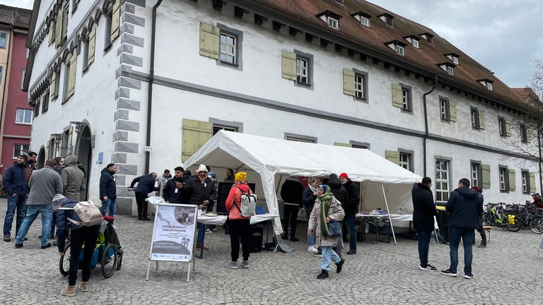 Muslimische Vereine aus Ravensburg und Weingarten sammeln in Ravensburg Spenden für Menschen in den Erdbebengebieten in der Türkei und Syrien. (Foto: SWR, Corinna Scheller)