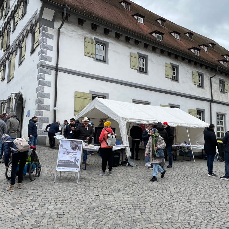 Muslimische Vereine aus Ravensburg und Weingarten sammeln in Ravensburg Spenden für Menschen in den Erdbebengebieten in der Türkei und Syrien. (Foto: SWR, Corinna Scheller)