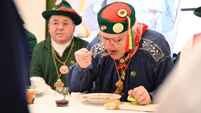 Ministerpräsident Winfried Kretschmann isst Froschkutteln