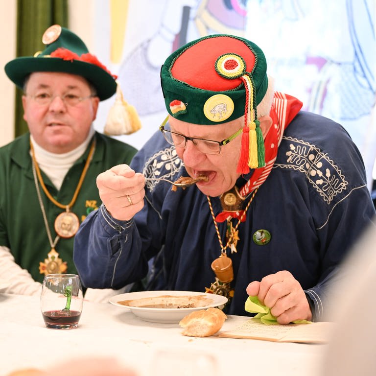 Ministerpräsident Winfried Kretschmann isst Froschkutteln (Foto: dpa Bildfunk, Felix Kästle)