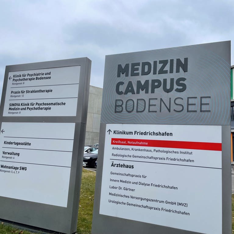 Die Klinik Friedrichshafen, die zum Medizin Campus Bodensee gehört, von außen. (Foto: SWR, Marlene Fuchs)