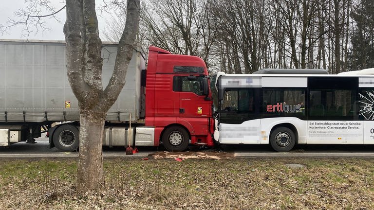 In Biberach ist am Freitagmorgen ein Bus mit einem Lastwagen zusammengestoßen (Foto: SWR, Marion Kynaß)