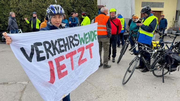 Mehrere hundert Teilnehmer bei Rad-Demo für Rad-Schnellweg in Oberschwaben. (Foto: SWR, Martina Meisenberg)