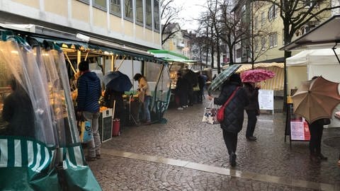 Menschen stehen an Ständen auf dem Wochenmarkt in Friedrichshafen (Foto: SWR, Moritz Kluthe)
