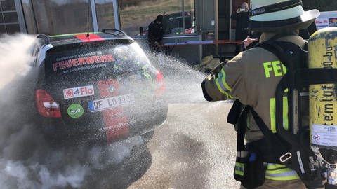 Im Bodenseekreis hat eine Spezialfirma Feuerwehrleuten beigebracht, wie man E-Autos löschen kann. (Foto: SWR, Martin Hattenberger)