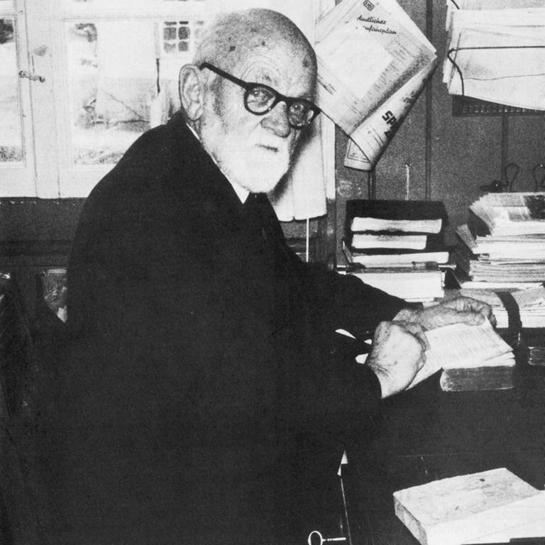 Hausvater Heinrich Hermann an seinem Schreibtisch.
