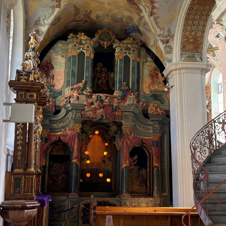 Ein großer Altar in einer Kirche zeigt das Heilige Grab, einen barockes Kulissentheater.
