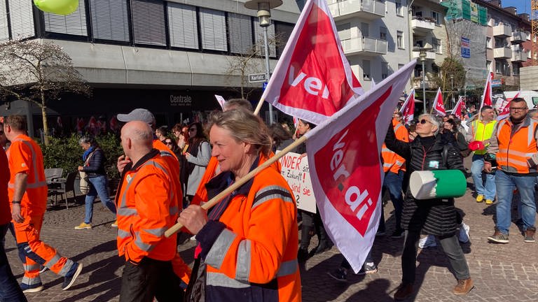 Menschen mit Fahnen der Gewerkschaft ver.di laufen in einem Demonstrationszug (Foto: SWR, Thomas Wagner)