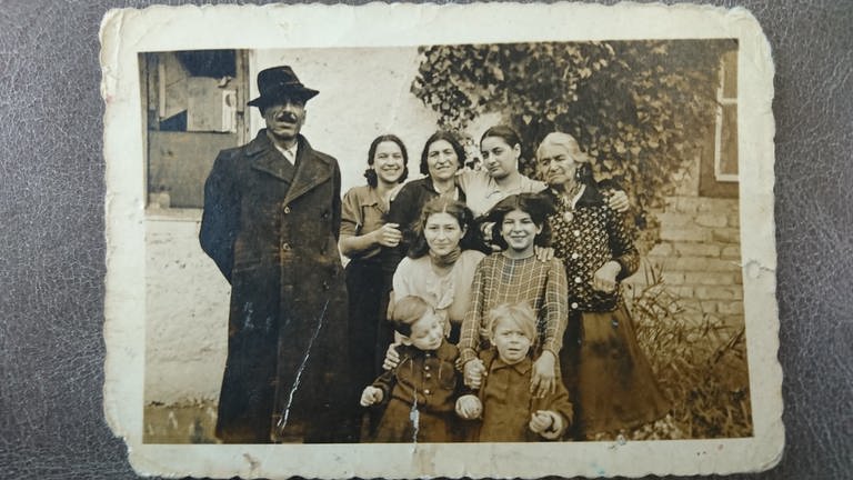 Auf einem vergilbten schwarz-weiß-Foto ist die Familie Winter zu sehen. (Foto: Pressestelle, Axel Huber)