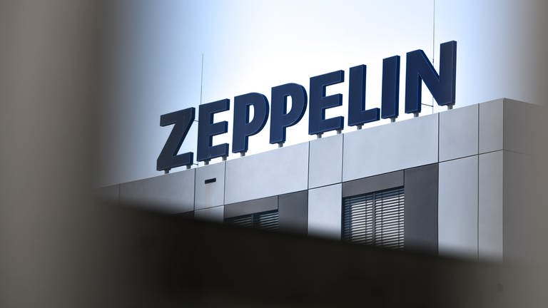Das Logo des Zeppelin Konzerns auf dem Gebäude des Konzernsitzes in Friedrichshafen. (Foto: dpa Bildfunk, picture alliance/dpa/Felix Kästle (Symbolbild))