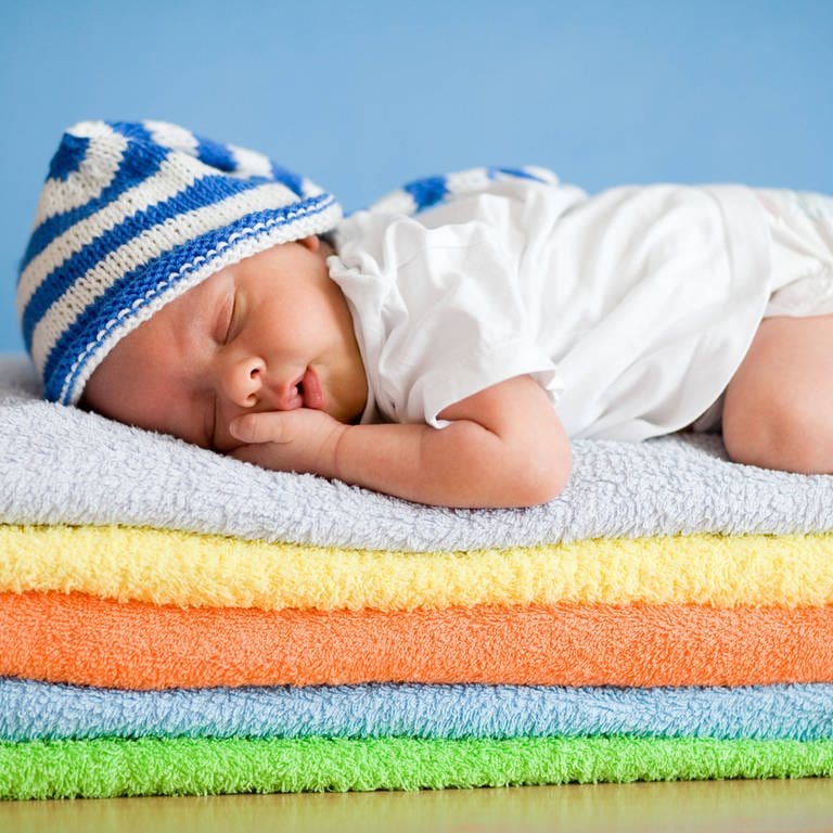 Ein neugeborener Säugling auf einem Stapel Handtücher