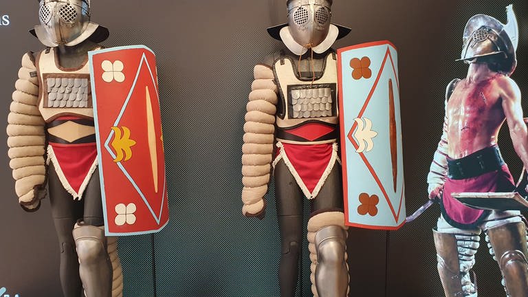 In Konstanz gibt es eine neue Sonderausstellung. Zu sehen sind lebensgroße Gladiatoren Figuren. (Foto: SWR, Friederike Fiehler)