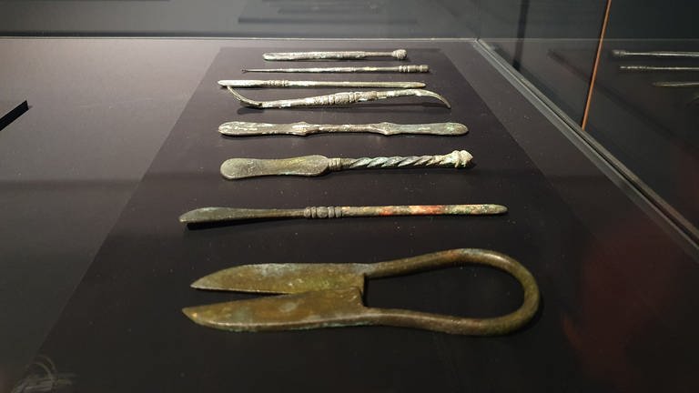 Medizinische Instrumente, mit denen Gladiatoren behandelt wurden. (Foto: SWR, Friederike Fiehler)