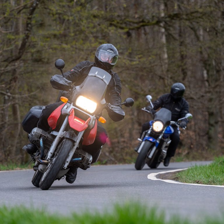 Zwei Motorradfahrer fahren um eine Kurve. (Foto: dpa Bildfunk, picture alliance/dpa/Harald Tittel (Symbolbild))