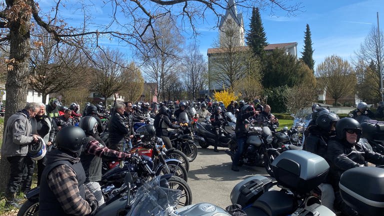 Motorradsegnung in Laimnau (Bodensekreis). Aufbruch nach dem Gottesdienst. (Foto: SWR, Rebecca Lüer)