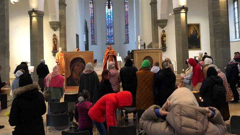 Gläubige bei orthodoxem Ostergottesdienst in der Ravensburger St. Jodokskirche (Foto: SWR, Moritz Kluthe)