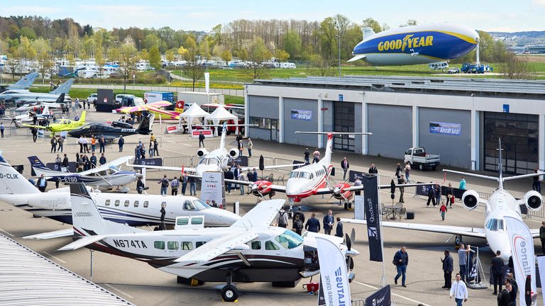 Flugzeuge stehen auf dem Messegelände während der Luftfahrtmesse "AERO" 2023 in Friedrichshafen.  (Foto: Pressestelle,  fairnamic)