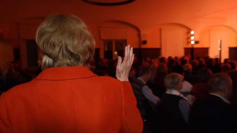 Kabarettistin Marianne Schätzle aus Hilzingen (Kreis Konstanz) ist wieder auf Tour. Mit dabei ist auch eine ihrer bekanntesten Bühnen-Figuren: Altkanzlerin Angela Merkel. (Foto: SWR)