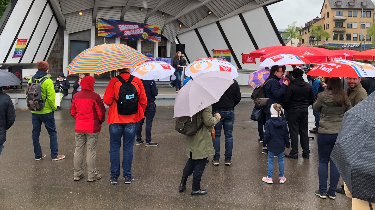Feiern im Regen: 1. Mai-Kundgebung von DGB und IG Metall in Friedrichshafen (Bodenseekreis). (Foto: SWR, Rebecca Lüer)