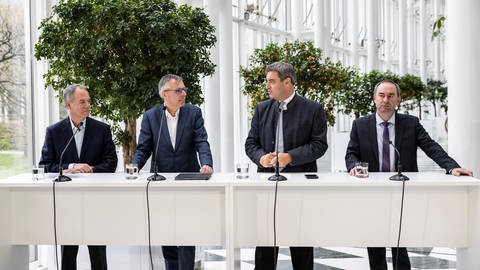 Gregg Lowe, CEO von Wolfspeed; Dr. Holger Klein, Vorstandsvorsitzender von ZF; Dr. Markus Söder, Ministerpräsident von Bayern; Hubert Aiwanger, stellvertretender Ministerpräsident von Bayern.