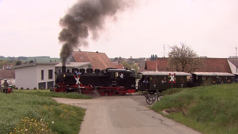 Eine historische Schmalspurbahn fährt durch die Landschaft (Foto: SWR)