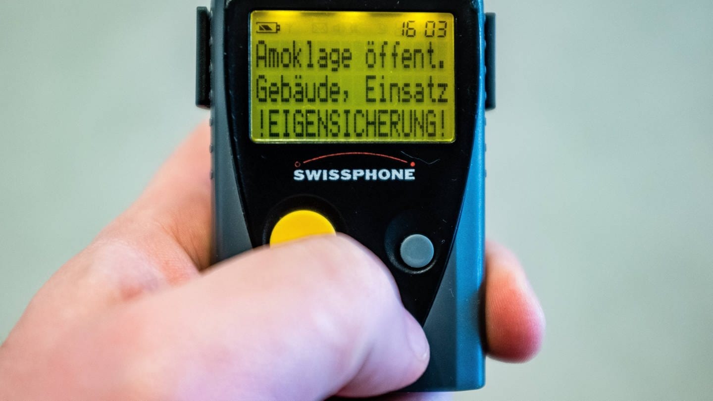Ein digitaler Funkmelde-Empfänger zeigt einen Einsatz bei einem Amok-Alarm an. Über einen digitalen Funkmelde-Empfänger bekommen die Rettungskräfte schon bei der Alarmierung Informationen zum Einsatz. (Symbolbild) (Foto: IMAGO, IMAGO / KS-Images.de)