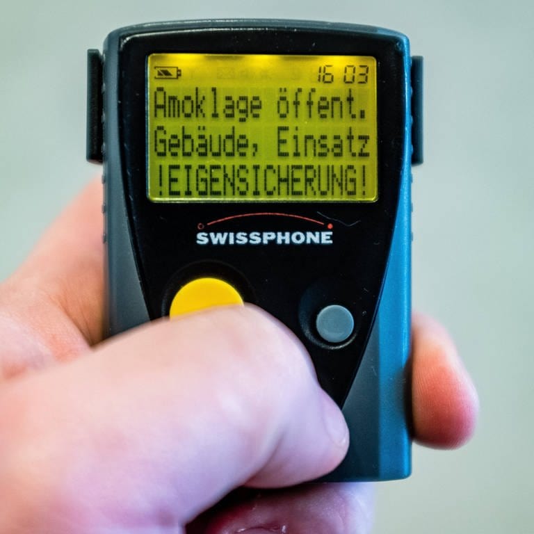 Ein digitaler Funkmelde-Empfänger zeigt einen Einsatz bei einem Amok-Alarm an. Über einen digitalen Funkmelde-Empfänger bekommen die Rettungskräfte schon bei der Alarmierung Informationen zum Einsatz. (Symbolbild) (Foto: IMAGO, IMAGO / KS-Images.de)