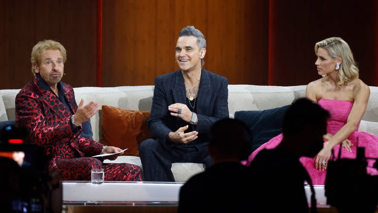 Der britische Popstar Robbie Williams tritt bei der ZDF-Show "Wetten, dass..?" mit Thomas Gottschalk und Michelle Hunziker.  (Foto: dpa Bildfunk, picture alliance/dpa | Philipp von Ditfurth)