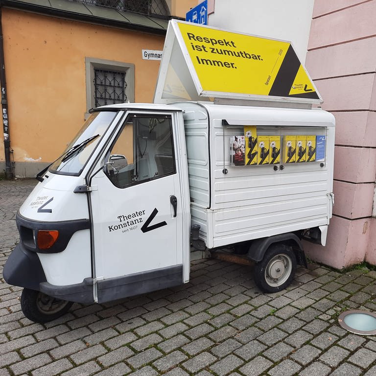 Dreirädriger Kastenwagen mit Aufschrift vom Theater Konstanz