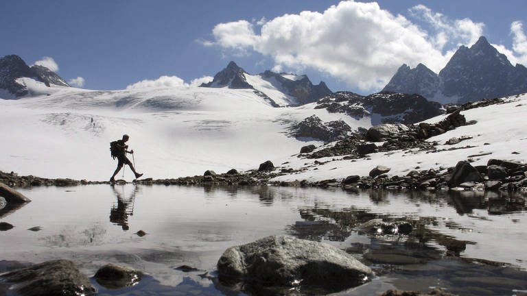 Ein Wanderer am Silvretta-Gletscher.  (Foto: dpa Bildfunk, picture-alliance/dpa/Arno Balzarini (Archivbild))
