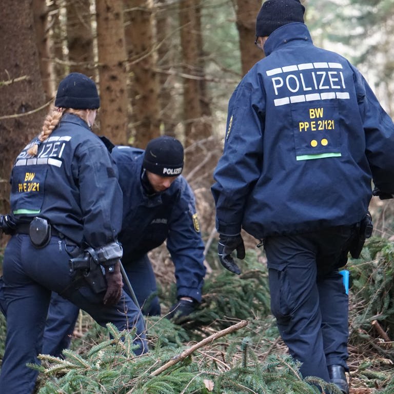 Polizisten suchen nach einer vermissten Frau in einem Waldstück bei Stockach