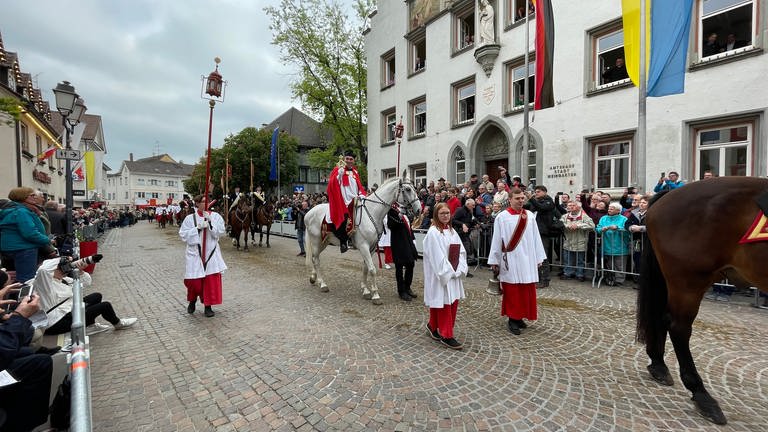 Musikkapellen, Reiterinnen und Reiter beim Blutritt 2023 in Weingarten. (Foto: SWR, Julia Kretschmer)