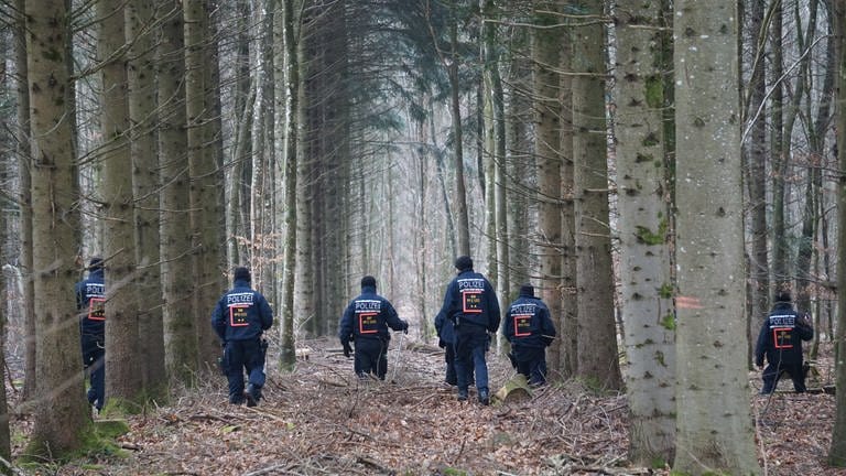 Polizisten suchen in einem Wald nach der vermissten Jasmin M. aus Eigeltingen.