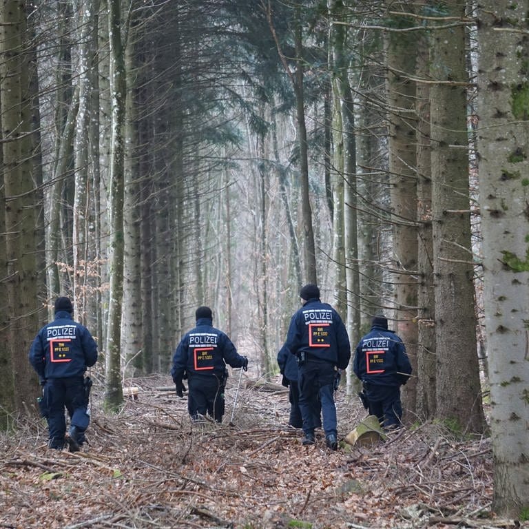 Polizisten suchen in einem Wald nach der vermissten Jasmin M. aus Eigeltingen.