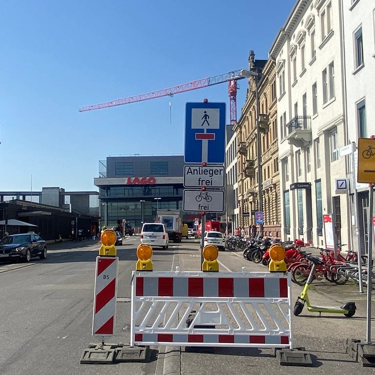 Auf dem Vorplatz vom Konstanzer Bahnhof haben die Arbeiten für den Umbau begonnen.