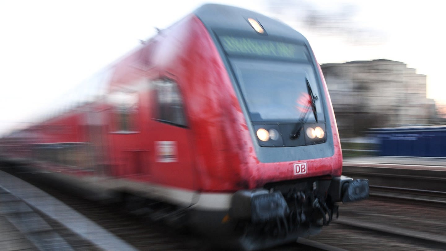 Ein fahrender roter Regionalzug. (Foto: dpa Bildfunk, picture alliance/dpa/Felix Kästle (Symbolbild))