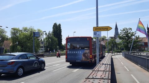 Ein kleines Umleitungsschild für zwei Parkhäuser in Konstanz. (Foto: SWR, Stefanie Baumann)