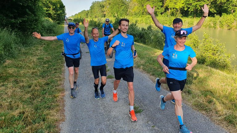 Die Läuferinnen und Läufer aus Wangen im blauen Trikot auf dem Weg nach Frankreich (Foto: Pressestelle, Laufstafette Wangen/Ralf Brugger)