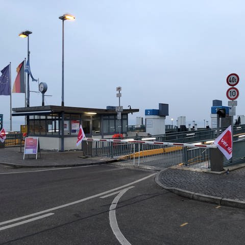 Die Zufahrt zur Fähre in Meersburg ist wegen des Streiks gesperrt. (Foto: SWR, Moritz Kluthe (Archiv))